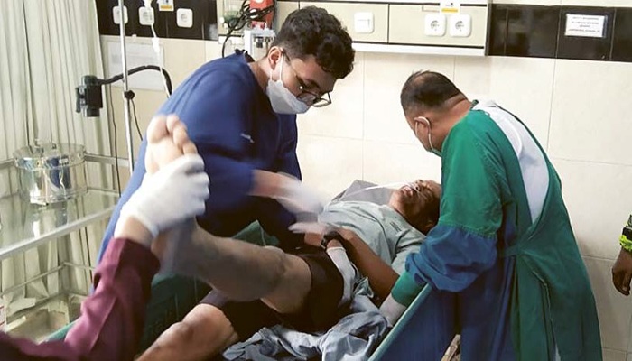 LAKA LANTAS: Suandi, 54, warga Selopuro, Blitar menjalani perawatan di RSUD Kanjuruhan kemarin (7/7).