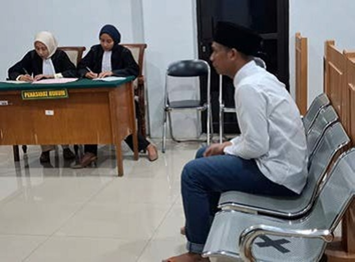TERDAKWA: Beni Adi Saputra, 29, warga Desa Losari, Kecamatan Singosari menjalani sidang di Pengadilan Negeri (PN) Kepanjen kemarin (7/7).