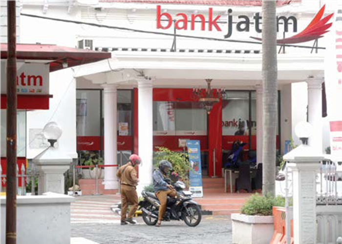 ANGKA NPL RENDAH: Salah satu ASN Kota Malang setelah memanfaatkan akses perbankan di Bank Jatim, kemarin (7/7).