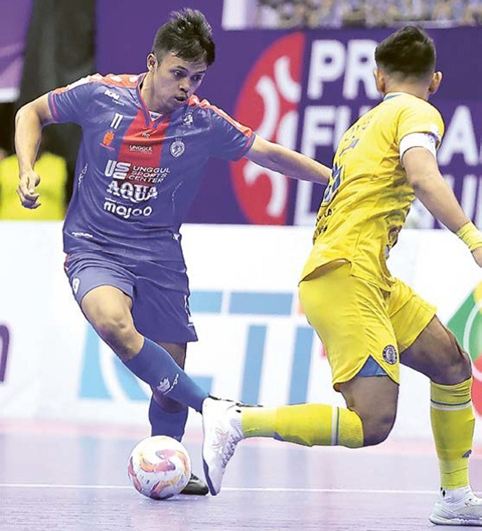 MASIH PUNYA PR: Anchor Unggul FC Malang Anton Cahyo (kiri) berusaha melewati pemain Pangsuma FC dalam laga Playoff Elite pekan lalu.