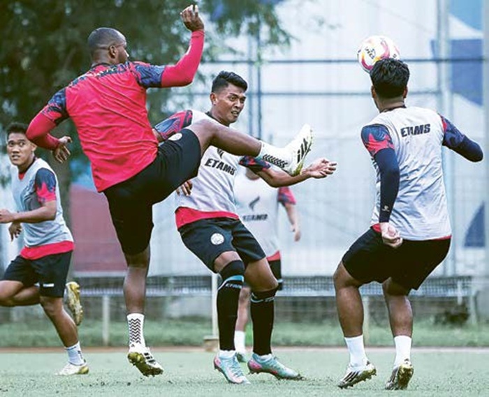 FOKUS: Thales Lira (tengah) berusaha merebut bola dalam sesi latihan di Lapangan Sepak Bola Bandung pada Selasa lalu (6/7).