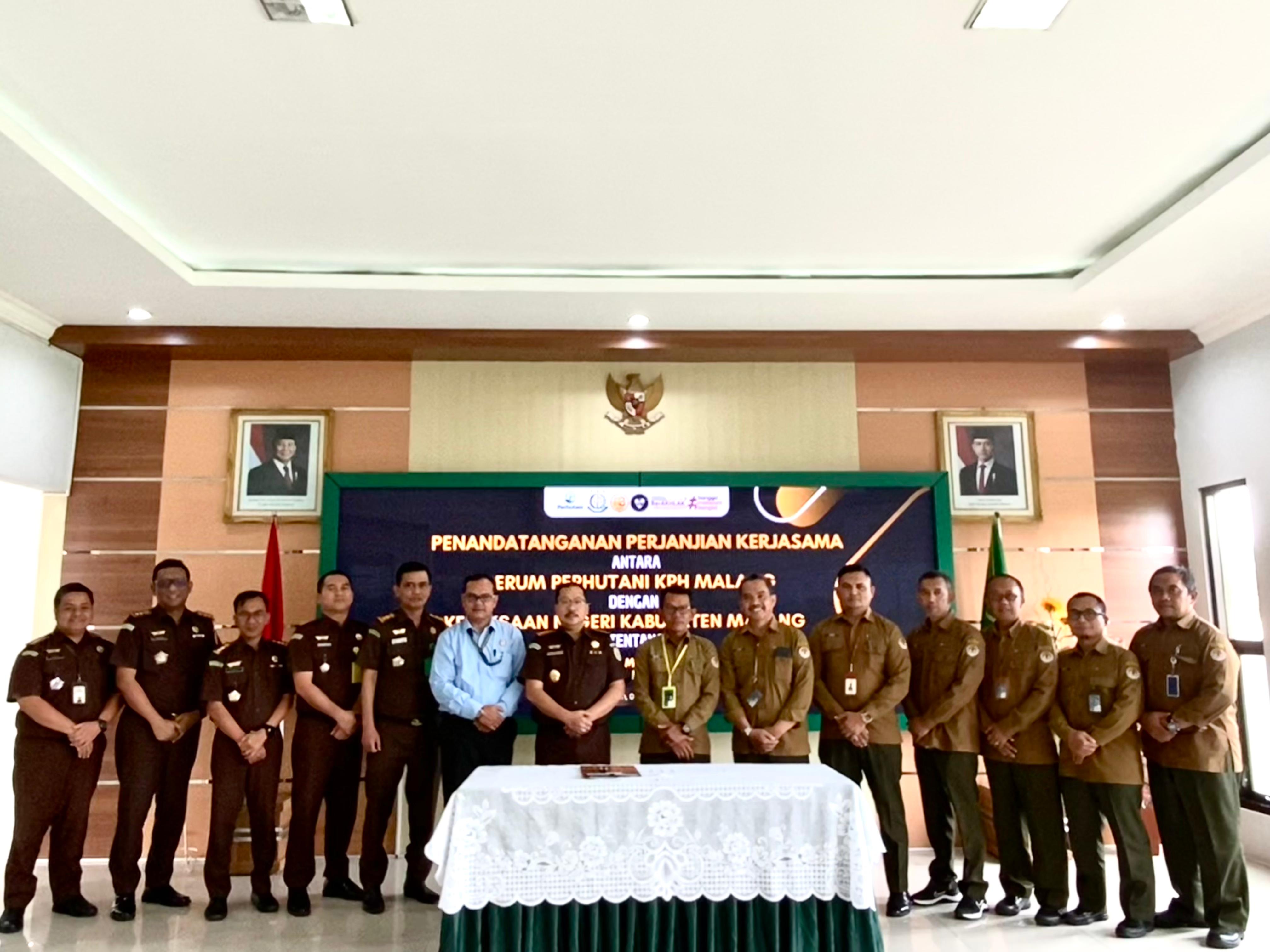 KERJA SAMA: Perum Perhutani Kesatuan Pemangkuan Hutan (KPH) Malang sepakat melaksanakan Penandatanganan MoU dengan Kejaksaan Negeri (Kejari) Kabupaten Malang, Selasa (8/7).