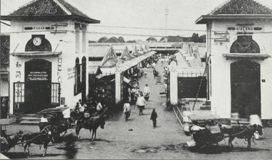Suasana suatu pasar di Kota Malang tempo dulu