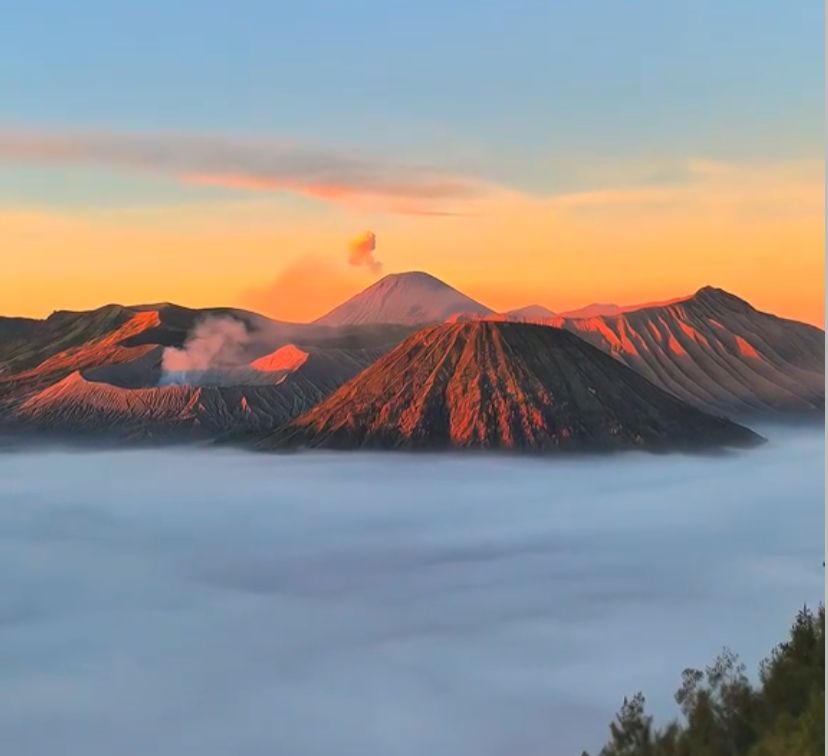 MEMPESONA: Pemandangan alam yang asri diperlihatkan Gunung Bromo pada pagi hari.