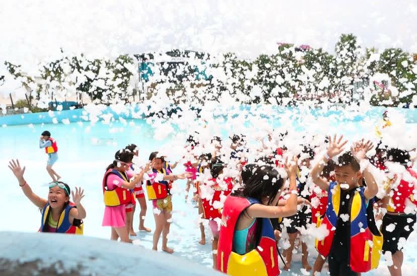 MENYENANGKAN: Main bareng keluarga sangatlah menyenangkan apalagi bersama teman-teman di Hawai Waterpark.