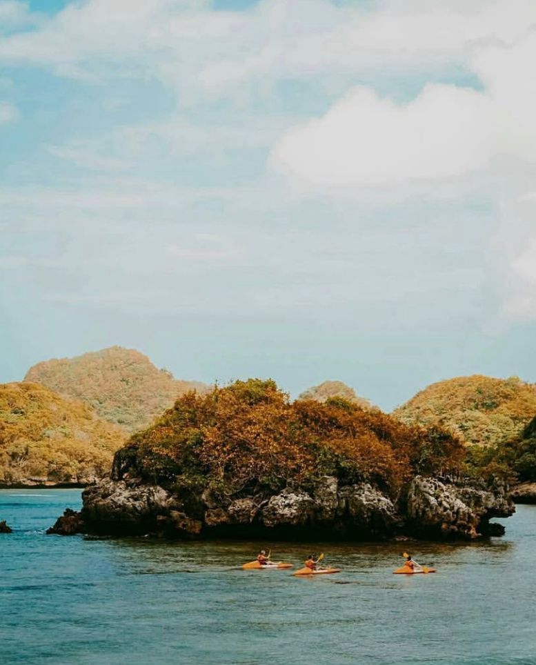 Pantai Gatra di Malang tawarkan beragam aktivitas seru, mulai dari snorkeling, naik kano, hingga camping seru di tepi pantai yang tenang dan bersih.