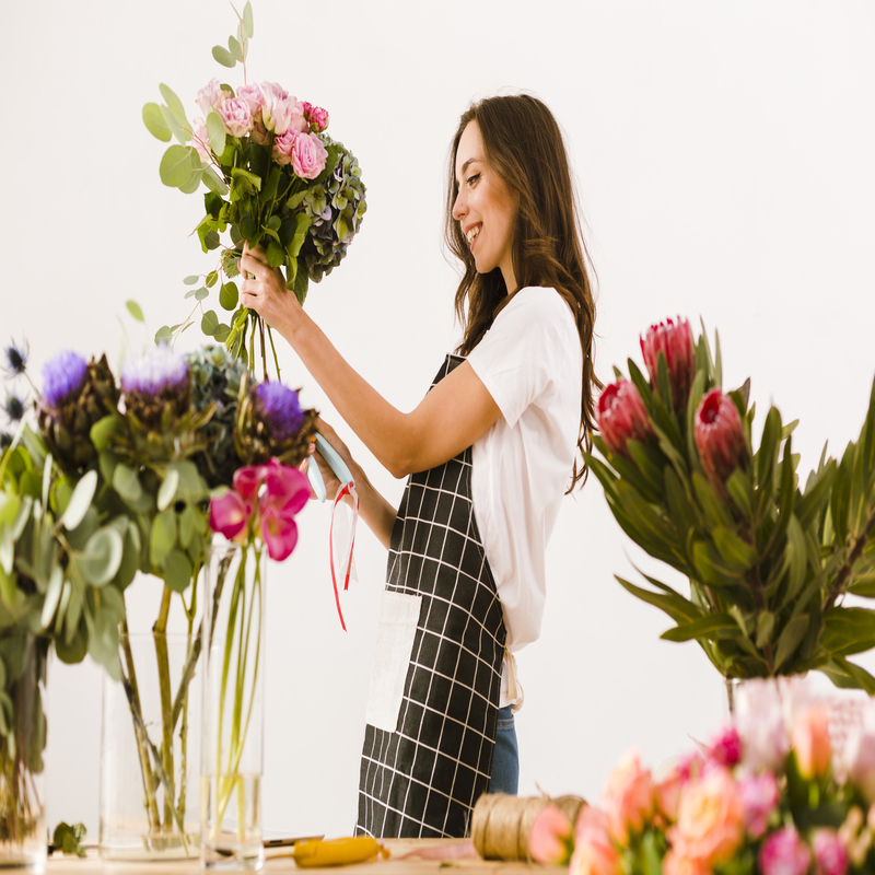 CANTIK: Seseorang sedang membuat bouquet