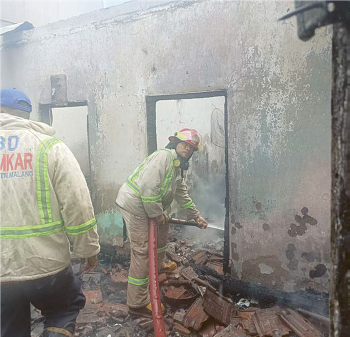SIGAP: Personel Damkar Kabupaten Malang memadamkan kobaran api yang menghanguskan rumah warga. Legislator menyebut jumlah personel masih kurang.