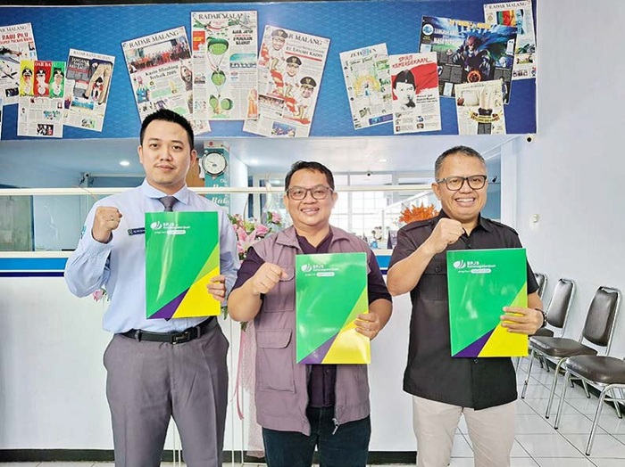 SINERGI: Dari kiri, Direktur RS Lavalette drg Indra Gunawan, Direktur Jawa Pos Radar Malang Tauhid Wijaya, dan Kepala BPJS Ketenagakerjaan Cabang Malang Zulkarnain Mahading berfoto bersama setelah pen