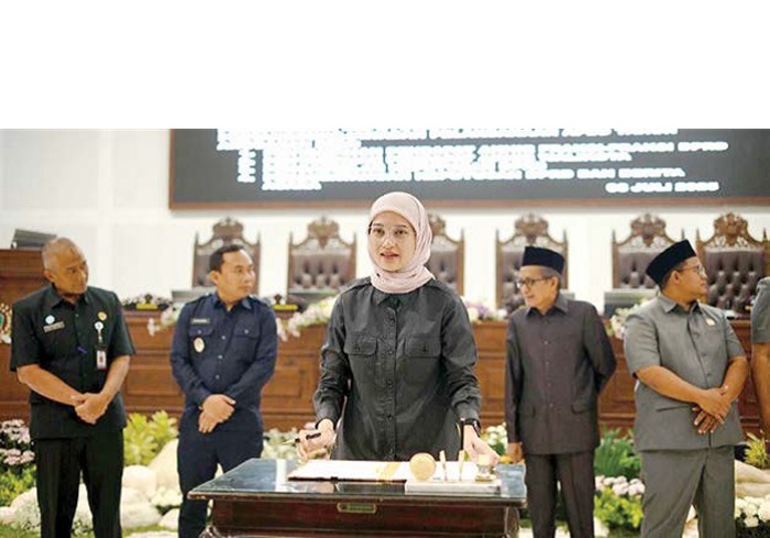 BERI MASUKAN: Ketua DPRD Kota Malang Amithya Ratnanggani Siraduhitta setelah menandatangani dokumen rapat paripurna, kemarin (8/7).