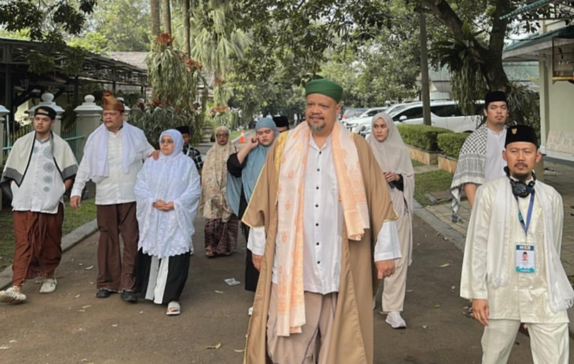 BUKTI CINTA: Syeikh Dr H Ahmad Baqi Arifin, SH. MH. MBA., Ketua Alkah Dzikir Rumah Suluk Surau Baitul Jafar.