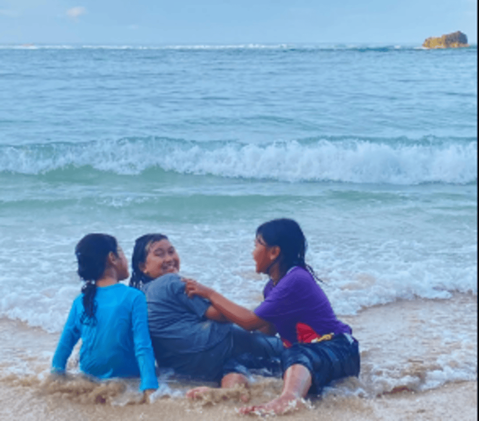 Terlihat Pengunjung bersenang - senang di Pantai.