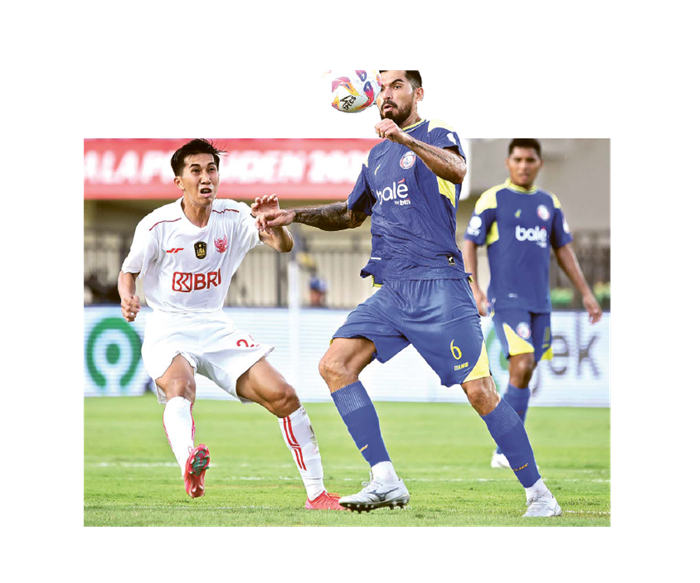 EFEKTIVITAS: Julian Guevara (kanan) berhasil mengontrol bola dalam laga pertama Piala Presiden 2025 melawan Liga Indonesia All Star di Stadion Si Jalak Harupat kemarin.