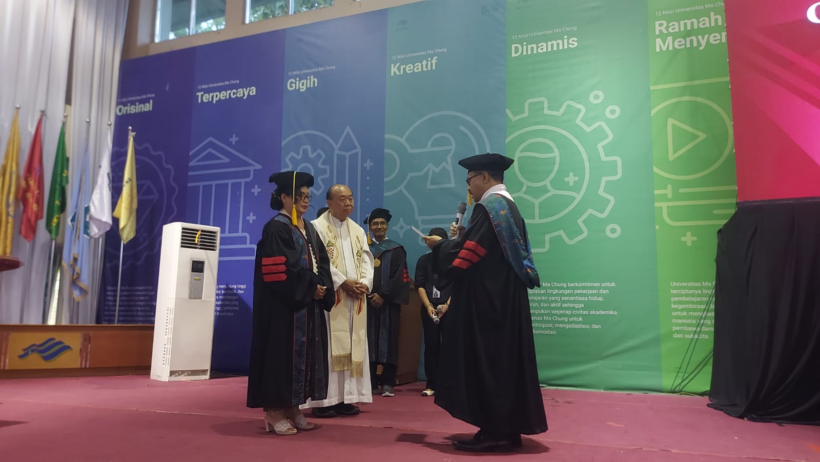 BERDEDIKASI: Universitas Ma Chung mengukuhkan dua guru besar baru dari Fakultas Ekonomi dan Bisnis bertepatan dengan perayaan Dies Natalis ke-18.