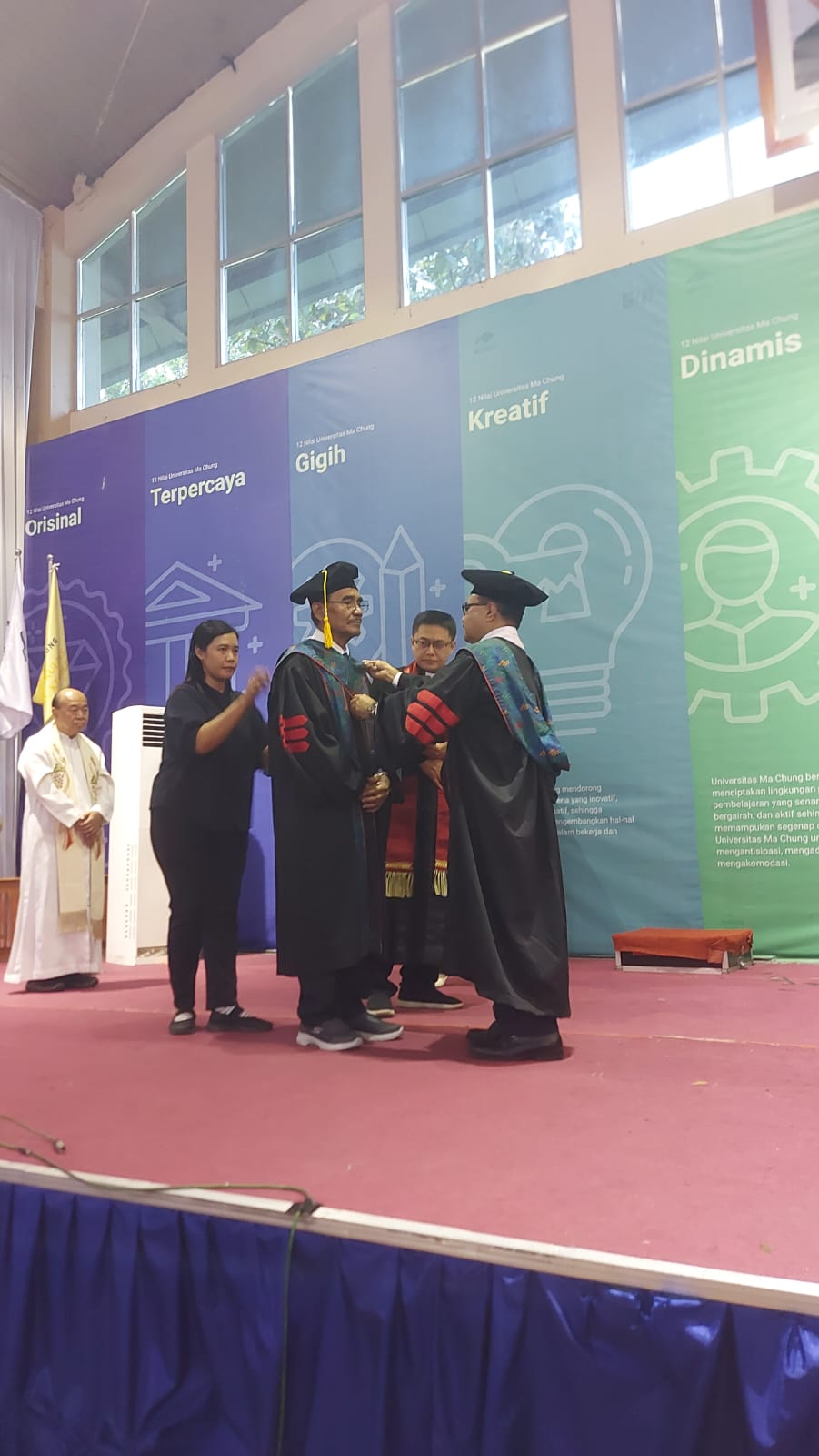 DIKUKUHKAN: Prof Dr Pieter Sahertian MSi dan Prof Dr Anna Triwijayati MSi yang resmi menjadi guru besar.