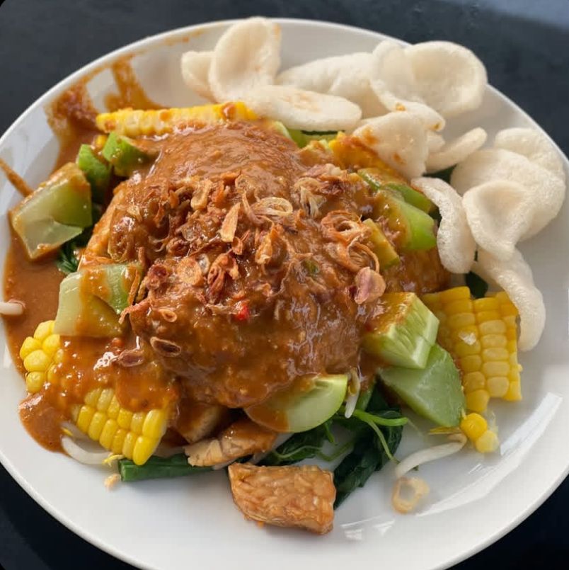 SEDAP: Menyantap nikmatnya gado-gado di pagi hari, membuat tenaga kembali lagi.