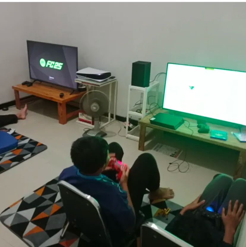 ASYIK: Bermain bersama teman di tempat PS favoritmu.