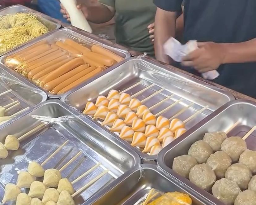 Comboran bukan cuma pasar barang bekas saat malam tiba, kawasan ini menjelma jadi surga kuliner rakyat dengan deretan jajanan kaki lima yang menggugah selera.