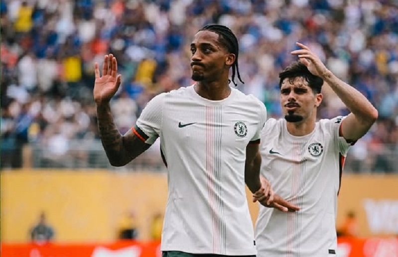 MENGHARGAI: Joao Pedro yang memilih tak berselebrasi usai mencetak gol ke gawang mantan klubnya, Fluminence, dini hari tadi. Dia adalah jawaban lini serang Chelsea yang selama ini butuh ujung tombak.