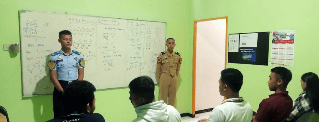 Terlihat 2 lulusan Masterprima yang menjadi Abdi Negara sedang menjelaskan materi kepada murid les.