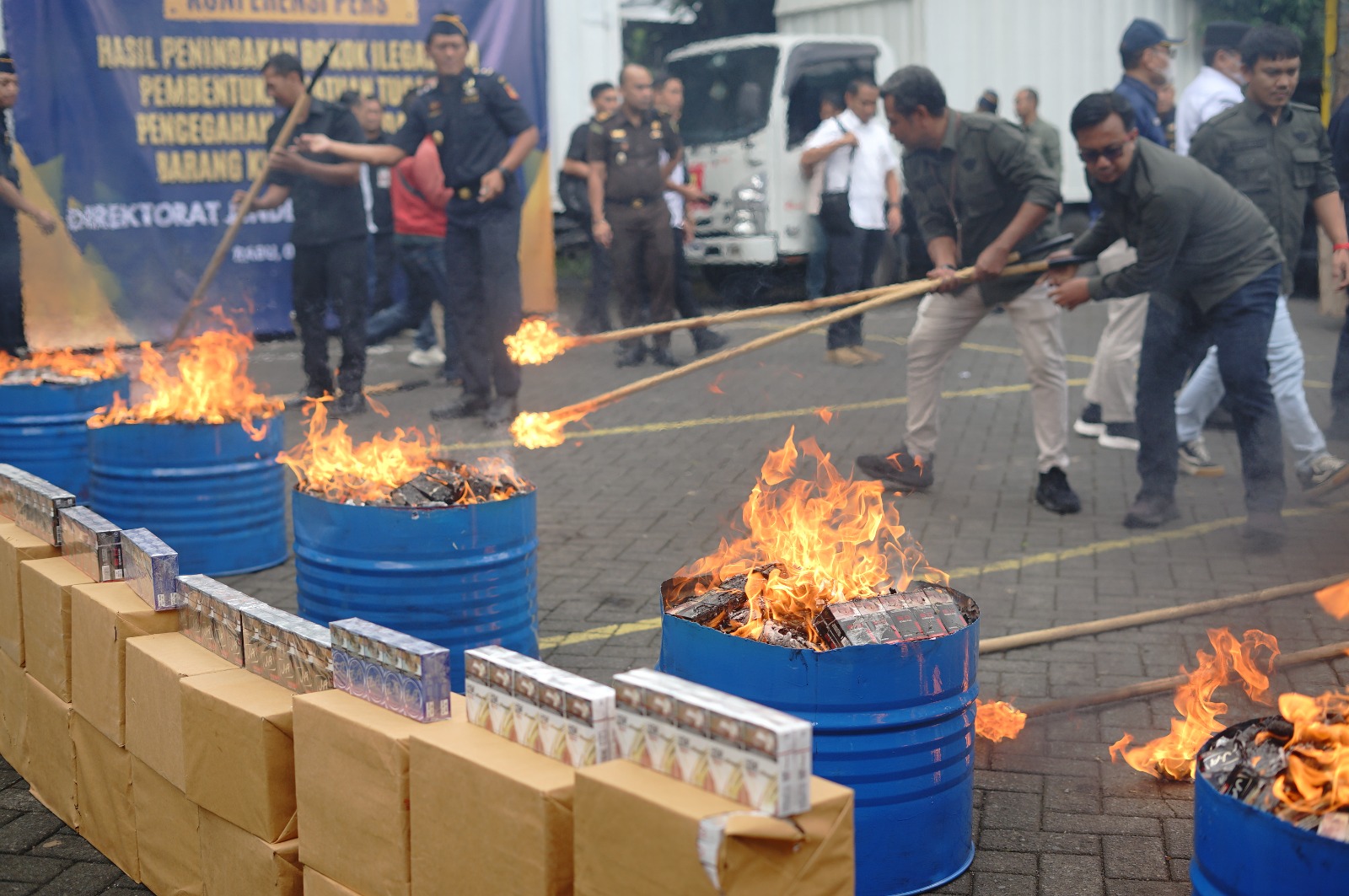 BARANG BUKTI: Sebanyak 2,51 juta batang rokok ilegal dimusnahkan di Kantor Wilayah DJBC Jawa Timur II kemarin.