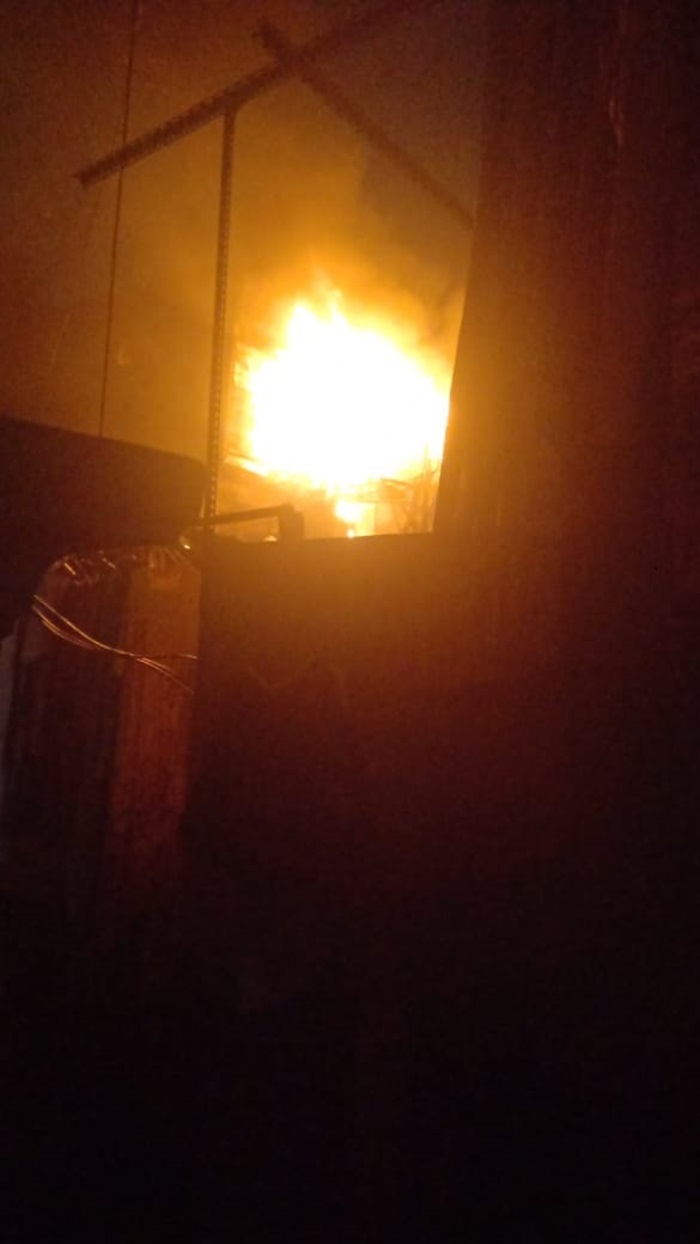 MEMBARA: Kobaran api membakar lantai dua rumah di Jalan Muharto VB, Kecamatan Kedungkandang, Selasa malam (8/7).