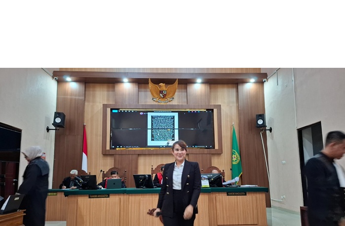 PENCEMARAN NAMA BAIK: Selebram asal Jakarta, Adrena Isa Zega, 41, menjalani sidang di Pengadilan Negeri (PN) Kepanjen beberapa waktu lalu.