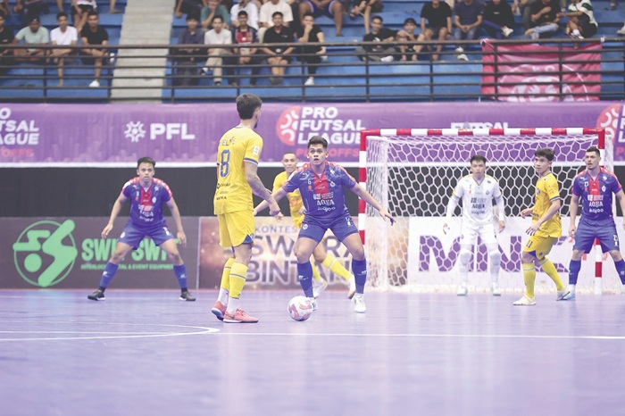 KONSISTEN: Andres Dwi Persada melakukan pressing ke pemain Pangsuma FC dalam laga Playoff Elite di GOR Amongrogo, Jogjakarta.