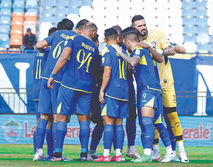 SIAP MENANG: Para pemain Arema FC berdoa sebelum melawan Liga Indonesia All Star di Stadion Si Jalak Harupat pada Selasa lalu (8/7).