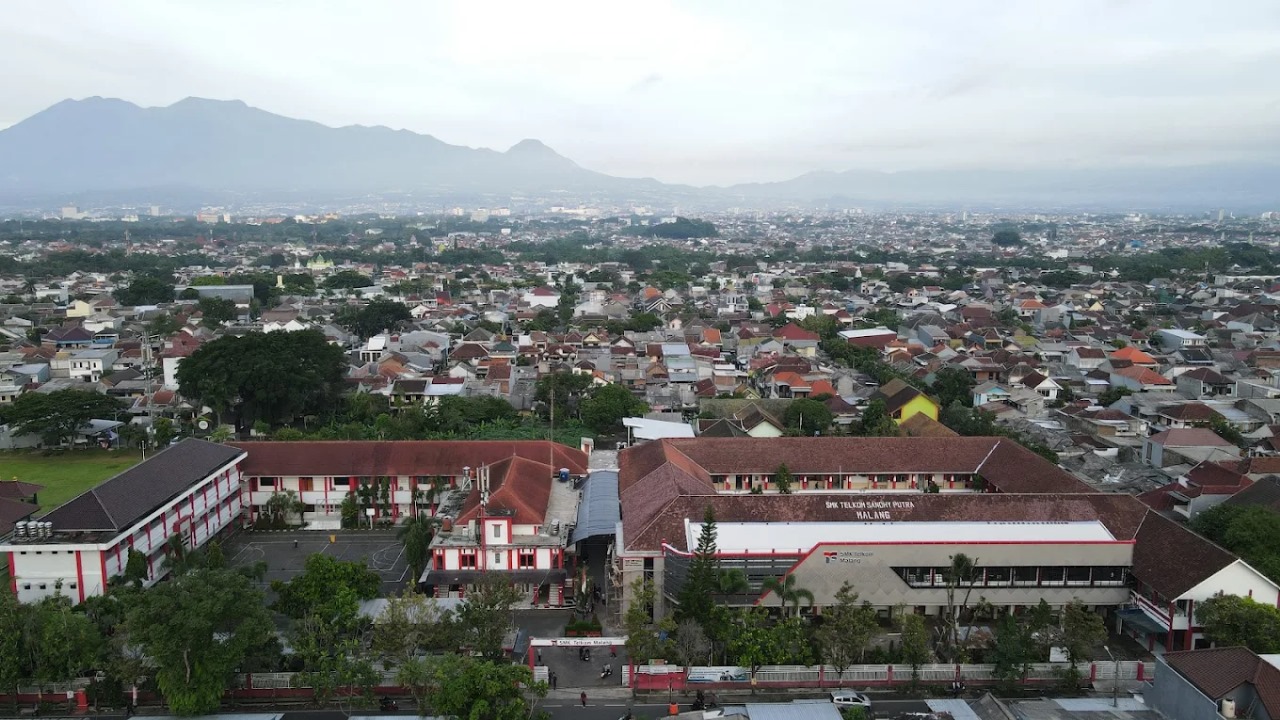 Tiga SMK swasta ini dikenal unggul di Kota Malang, dengan fasilitas lengkap dan program keahlian yang siap mengantarkan siswa ke dunia kerja.