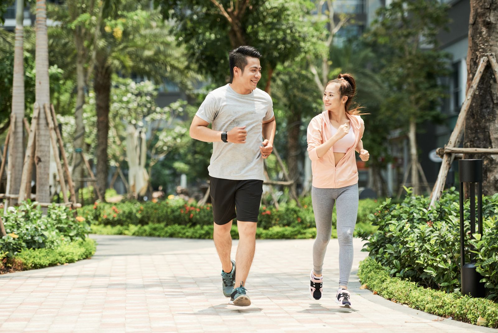 ASYIK: Jogging bareng pacar bisa membuat lebih bersemangat lagi saat olahraga.