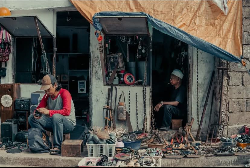 VINTAGE: Suasana pedagang Pasar Comboran dengan berbagai daganganya.
