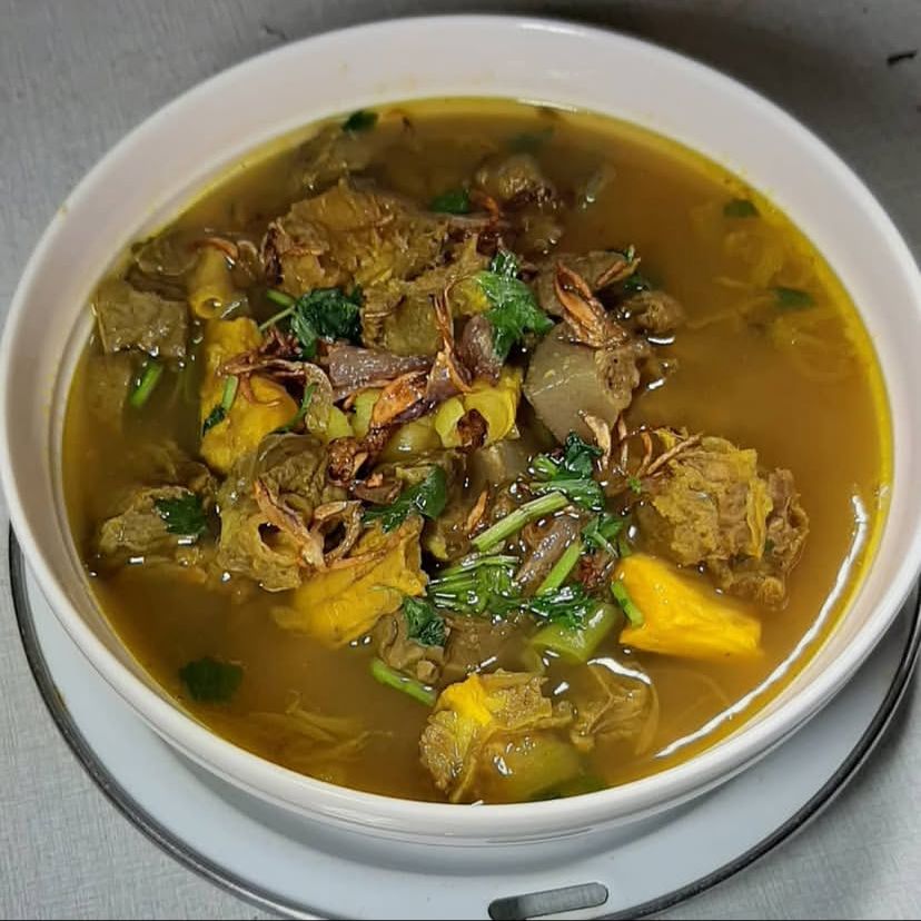 SEDAP: Menyantap kenikmatan Soto Madura yang identik dengan rasa yang gurih.