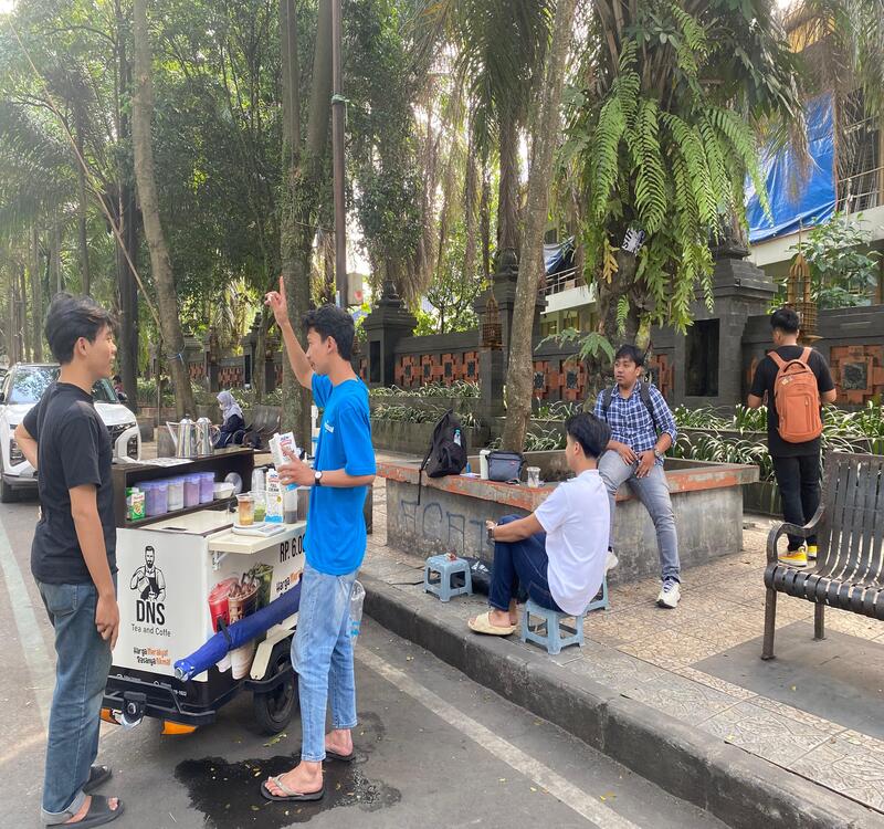 RAMAI: Penjual sedang bercengkrama dengan salah satu pelanggannya