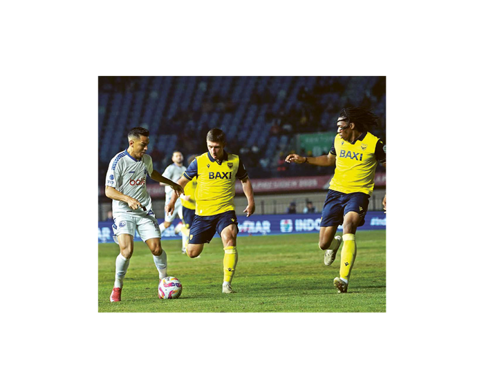 SIAPKAN EVALUASI: Gelandang Arema FC Valdeci Moreira (kiri) berusaha melewati pemain Oxford United dalam laga Piala Presiden di Stadion Si Jalak Harupat pada Kamis lalu (10/7).