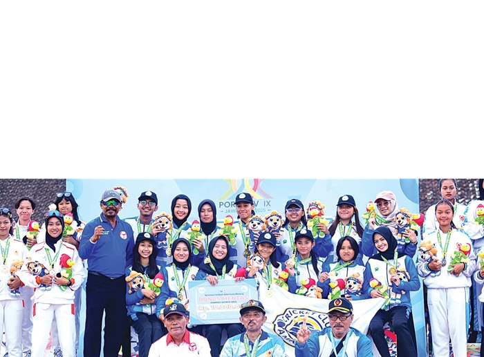 TOREHKAN PRESTASI:  Sri Linggar bersama timnya berfoto bersama didampingi jajaran Persatuan Cricket  Indonesia (PCI)  Kota Malang.