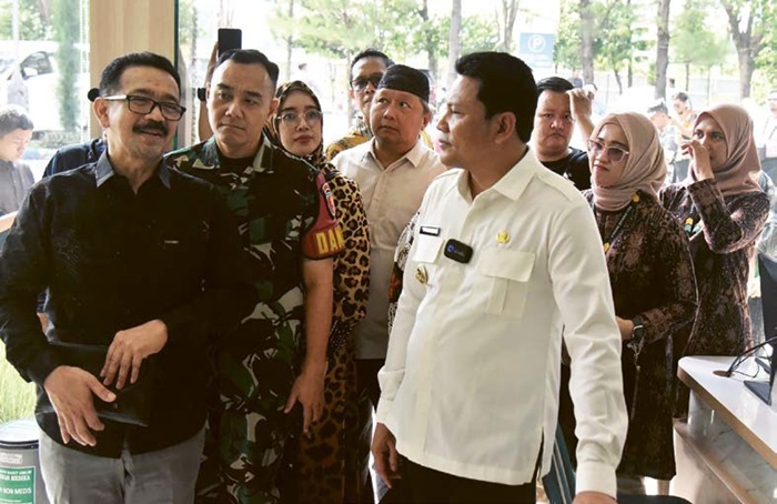 SIDAK: Bupati Sidoarjo Subandi (kanan) meninjau layanan kesehatan di RS Anwar Medika Balongbendo kemarin (11/7).