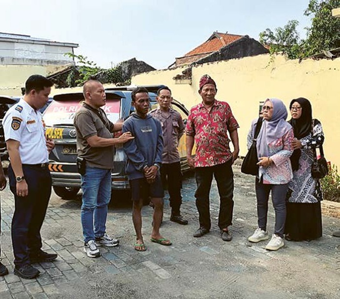 DIDUGA ODGJ: Sudiyatmiko Cholili (tengah) dibawa ke RSJ Menur Surabaya setelah ditangkap polisi di Cemengkalang, Sidoarjo, Kamis (10/7).