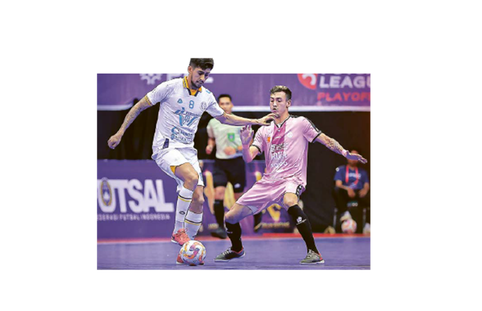 PERAN PENTING: Ala Unggul FC Malang Andres Josue Teran (kanan) berusaha melewati pemain Pangsuma FC Felipe Santos dalam laga leg kedua Playoff Elite 8 di GOR Amongrogo Jogjakarta kemarin.