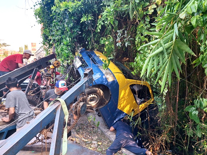 HENDAK KIRIM KULKAS: Proses evakuasi mobil Daihatsu Gran Max milik Hartono Elektronik memakan waktu beberapa menit. Jurang di lokasi kecelakaan memiliki kedalaman sekitar lima meter.