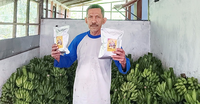 PUNYA TIGA TEMPAT PRODUKSI: Asmongat menunjukkan contoh produk rambak pisang buatannya, beberapa waktu lalu.