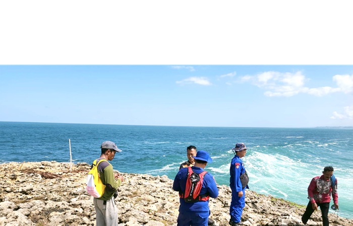 OMBAK BESAR: Personel Satpolairud Polres Malang, tim SAR, dan relawan memantau perairan di sekitar Pantai Watulepek, Kecamatan Gendangan, Kabupaten Malang, untuk mencari pemancing yang tenggelam dihan
