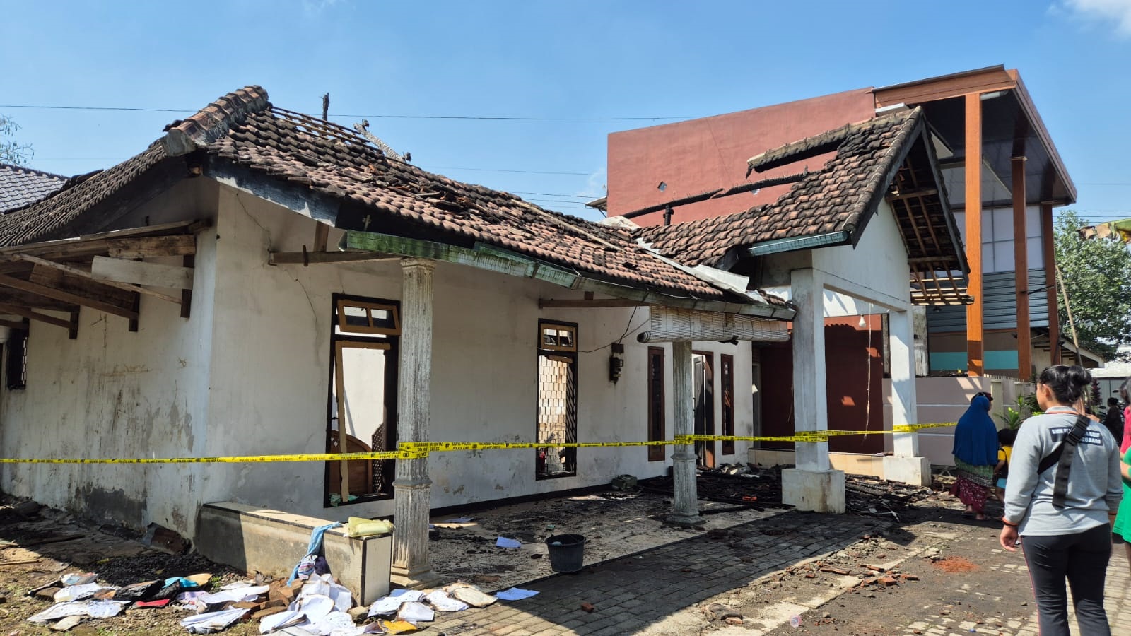 KEBAKARAN: Rumah warga Jalan Inspol Suwoto, Desa Sidodadi, Kecamatan Lawang yang hangus terbakar dipasang police line kemarin (10/7).
