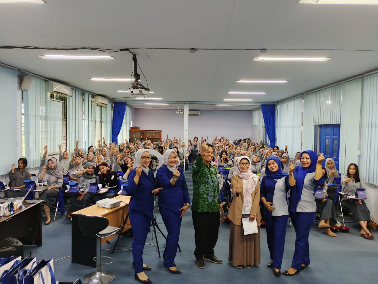 PELAJARI KECANTIKAN: Para peserta, dosen, dan pihak Inez Beauty dalam acara beauty class di Auditorium Gedung AH lantai 1 Polinema pada 20 Juni.