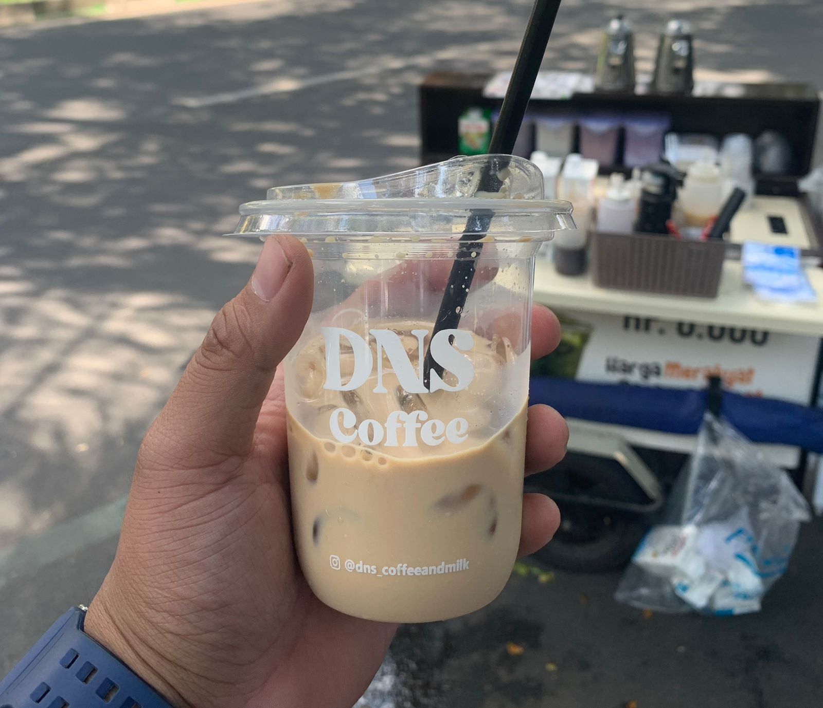 NIKMAT: Menikmati segelas kopi dan disuguhi ramainya Jalan Veteran.