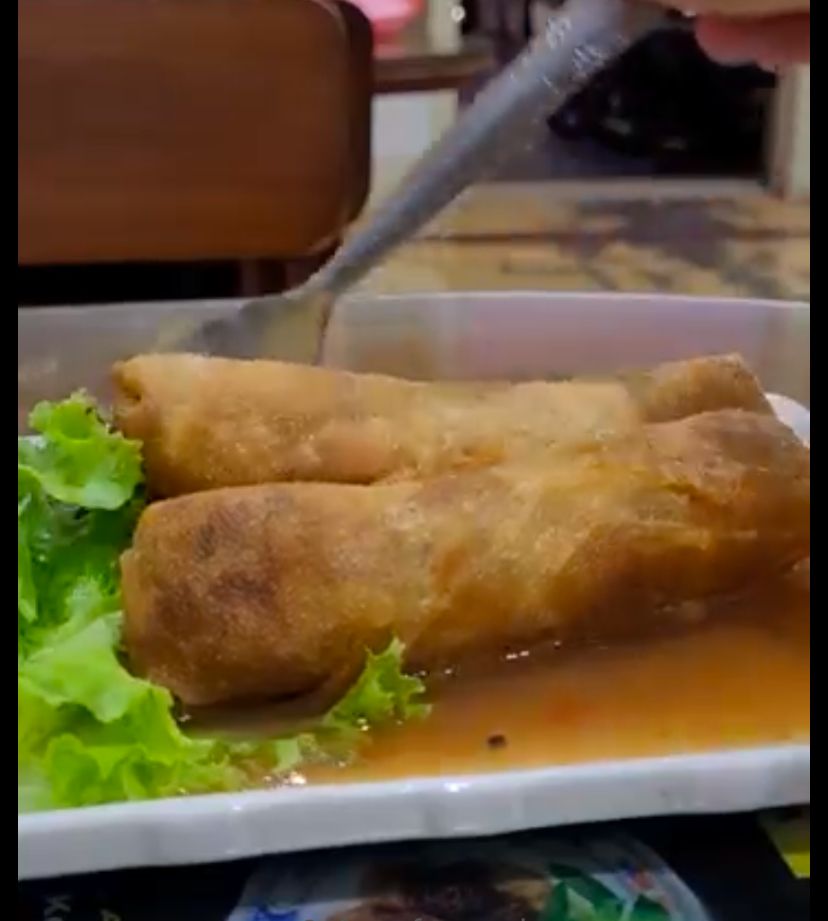 NIKMAT: Menyantap lumpia sepulang kuliah menjadi moodbooster dikala lelah.