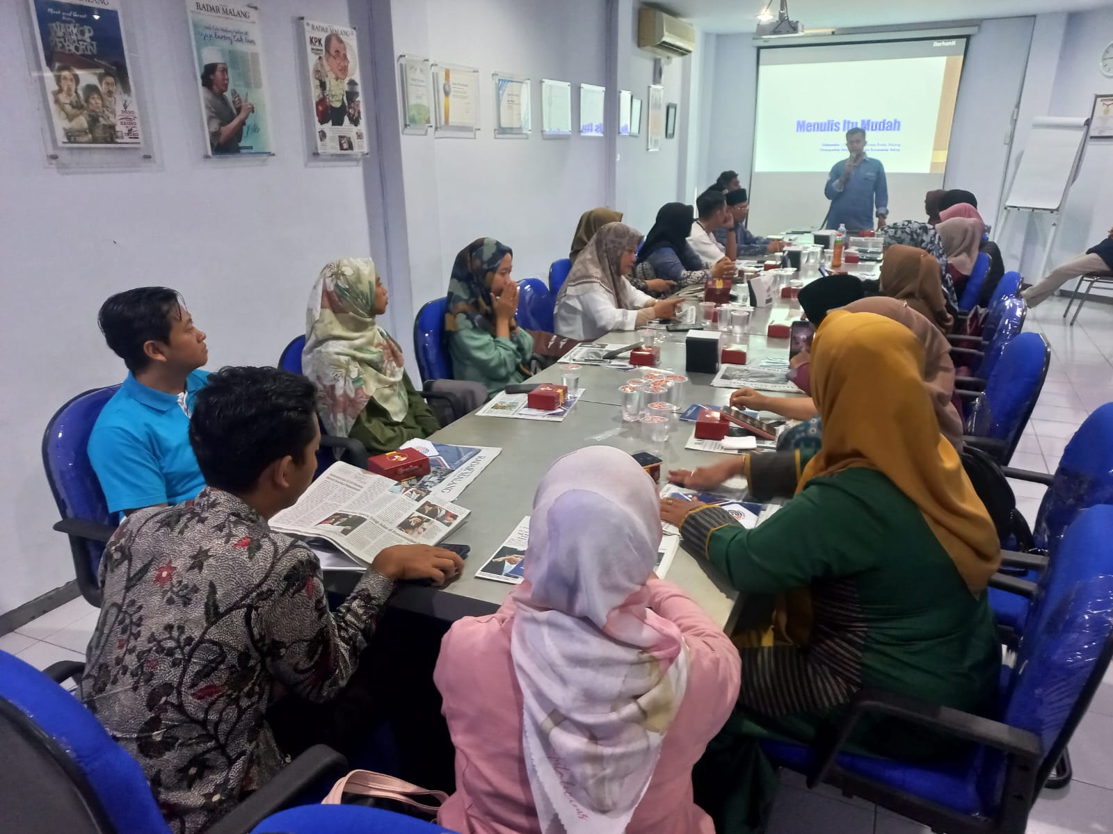 SUKUN MBOIS : 25 peserta Diklat Jurnalistik dari Kecamatan Sukun belajar literasi berita di Kantor Jawa Pos Radar Malang, Oktober tahun lalu.