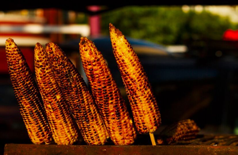 DINGIN: Menikmati hangatnya jagung bakar di sore hari.