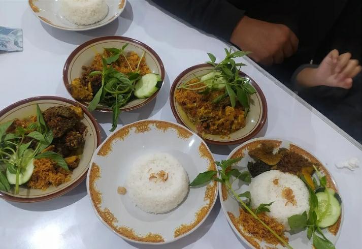 GURIH: Sego babat Gembres Cak Boom menjadi favorit yang wajib kamu kunjungi karena cita rasa yang khas.