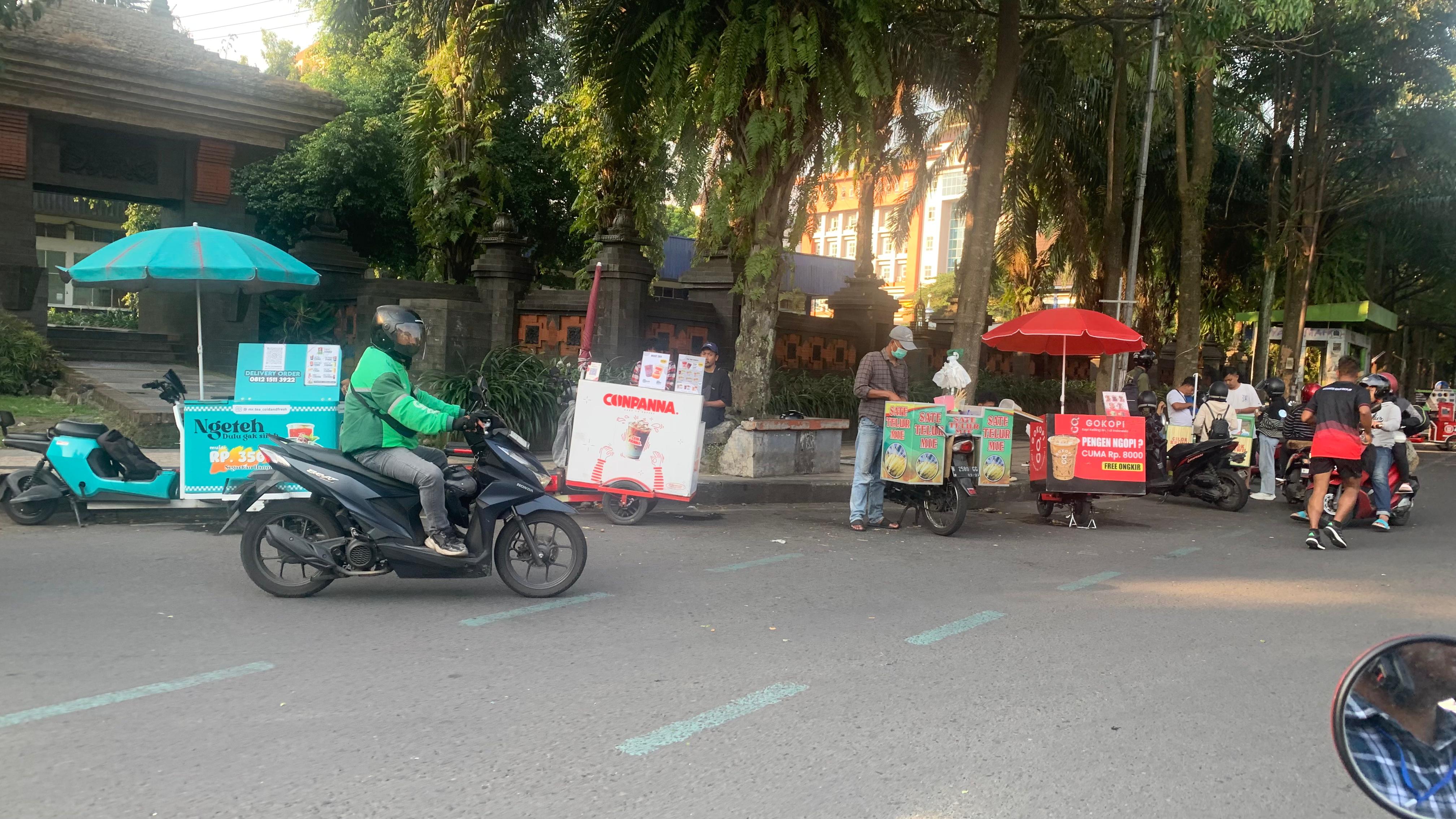 TANGGUH: Penjual Starling berjajar di Jalan Veteran Kota Malang.